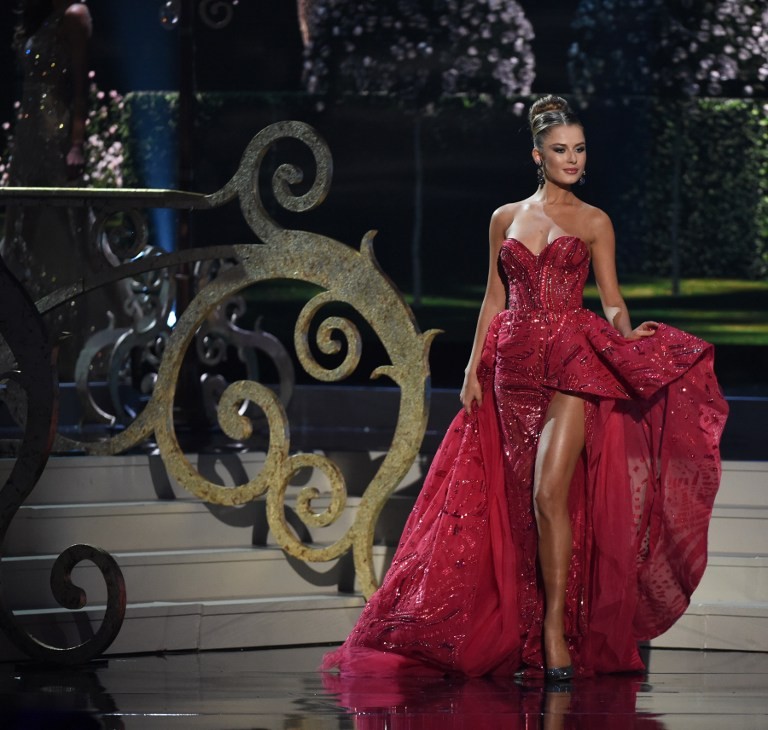 Miss Universe Australia 2015, Monika Radulovic, in evening gown at Miss  Universe 2015: | Vestidos, Vestido lindo, Vestidos estilosos